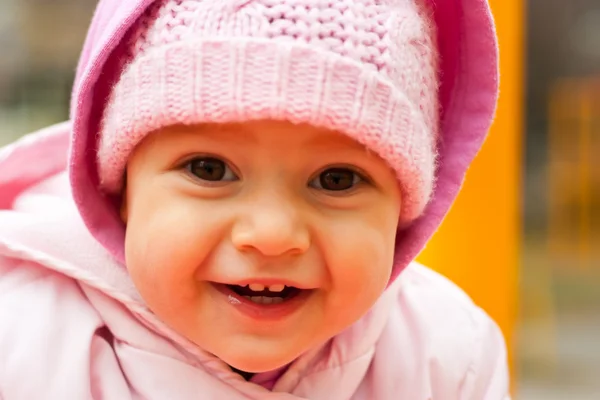 Belo retrato de bebê ao ar livre no parque infantil — Fotografia de Stock