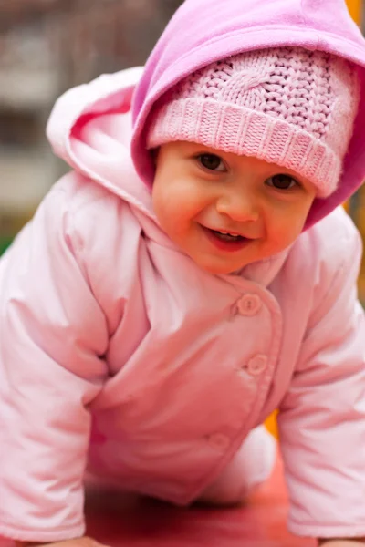 Vacker baby porträtt utomhus lekplats — Stockfoto