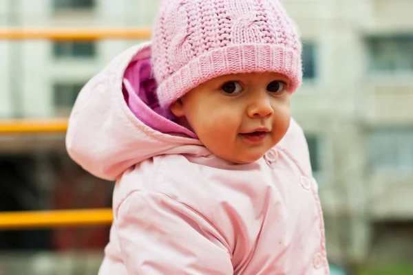 Vacker baby porträtt utomhus lekplats — Stockfoto