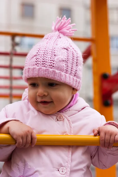 Hermoso retrato de bebé al aire libre en el patio —  Fotos de Stock