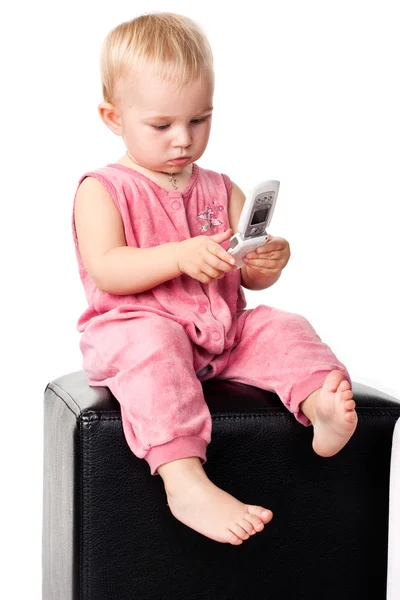 Ребенок разговаривает по мобильному телефону изолированный на белом — стоковое фото