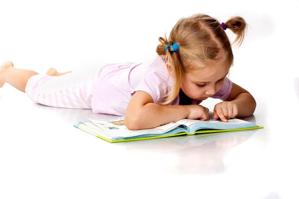 Mooi meisje het lezen van een boek — Stockfoto