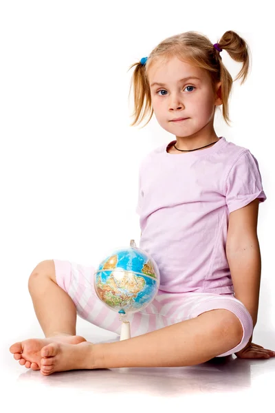 Mooi meisje spelen met een globe — Stockfoto