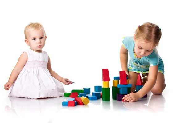Niños construyendo un castillo — Foto de Stock