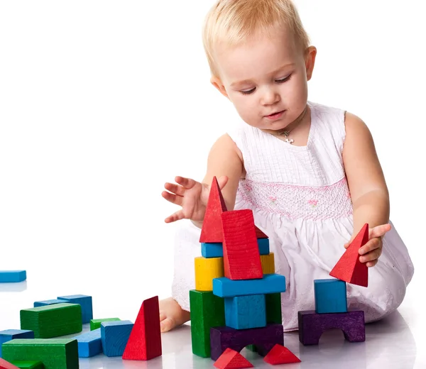 Bellissimo bambino costruendo un castello — Foto Stock