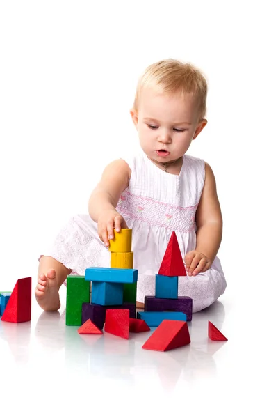 Belo bebê construindo um castelo — Fotografia de Stock