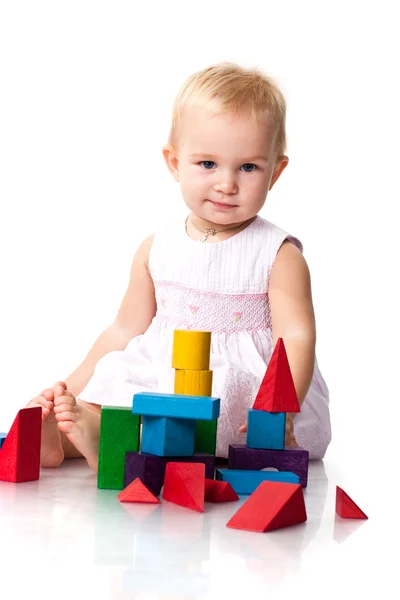 Красива дитина будує замок — стокове фото