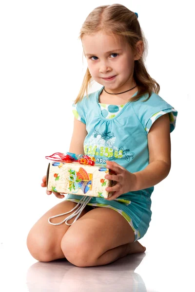 Krásná dívka s dárek — Stock fotografie