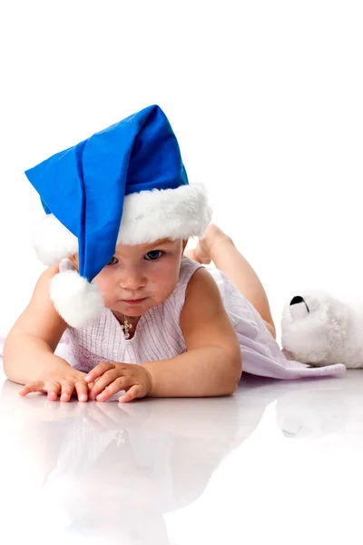 サンタさんの青い帽子横になっている赤ちゃん — ストック写真