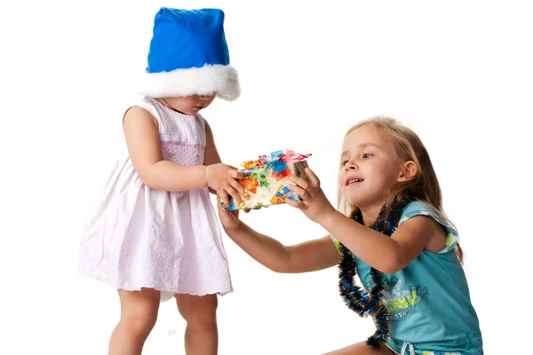 Mooi meisje het geven van een geschenk — Stockfoto