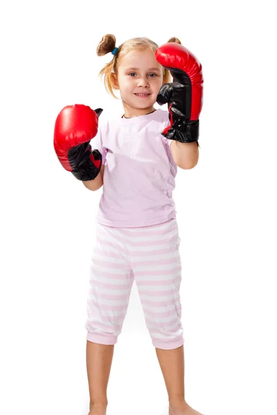 Menina bonita em luvas de boxe perfuração — Fotografia de Stock