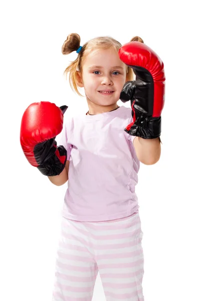 Mooi meisje in bokshandschoenen ponsen — Stockfoto