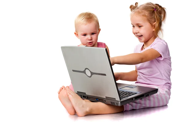 Дети играют на ноутбуке — стоковое фото