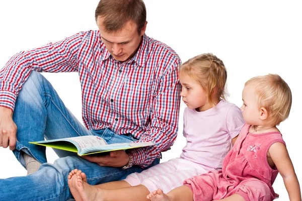 Pappa läser en bok till sina barn — Stockfoto