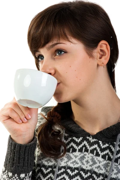 Schönes Mädchen trinkt Tee — Stockfoto