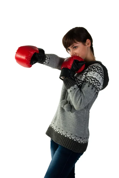 Красива дівчина в боксерських рукавичках пробиває — стокове фото