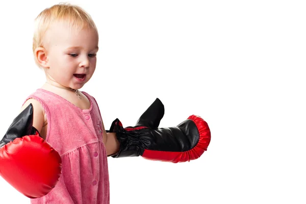 Όμορφο μωρό σε γάντια του μποξ διάτρησης — Φωτογραφία Αρχείου