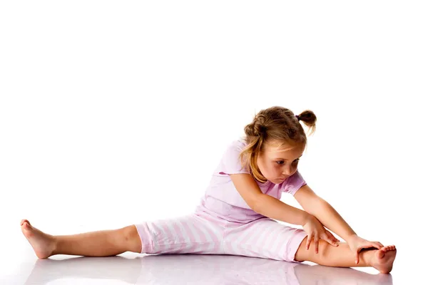 Hermosa chica haciendo ejercicio, estiramiento — Foto de Stock