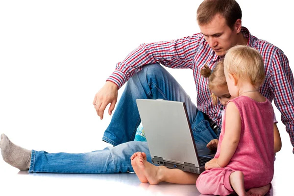Vater mit Kindern spielt auf Laptop — Stockfoto