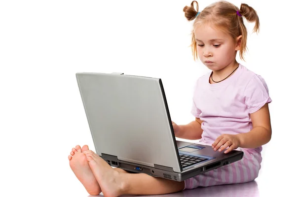 Kind spelen op laptop — Stockfoto