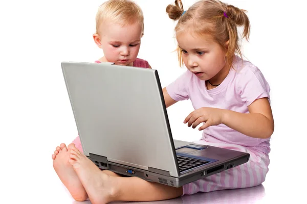 Дети играют на ноутбуке — стоковое фото