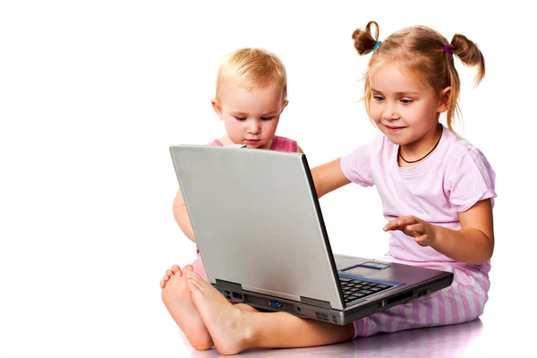 Kinder spielen auf Laptop — Stockfoto