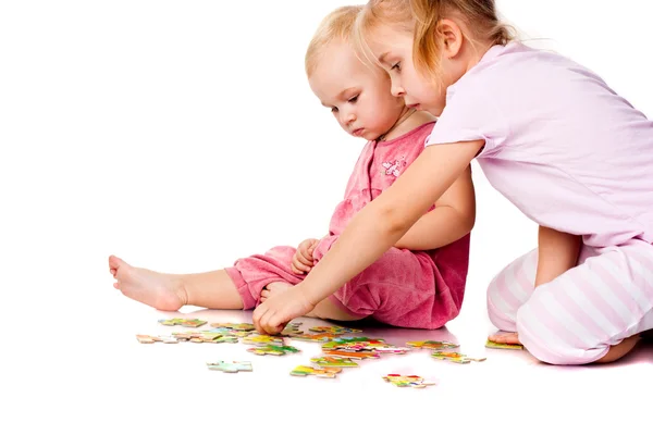 Crianças resolvendo quebra-cabeça — Fotografia de Stock