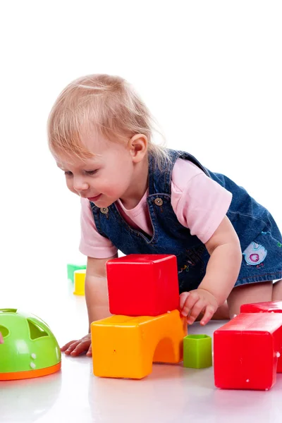 Belo bebê construindo um castelo — Fotografia de Stock