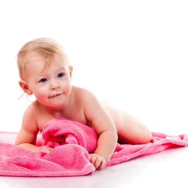 Красивая девушка свернувшаяся на розовом одеяле — стоковое фото