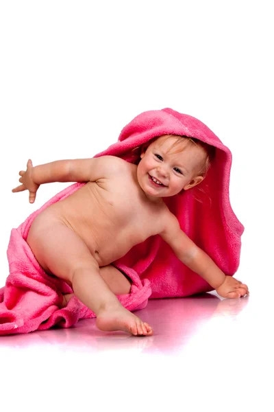 美しい女の子はピンクの毛布の下カール — ストック写真