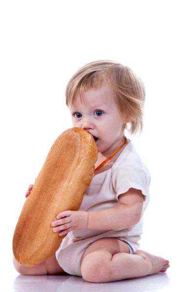 Bebê segurando um pão — Fotografia de Stock
