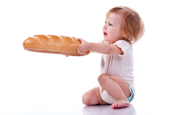 Bebê dando um pão — Fotografia de Stock
