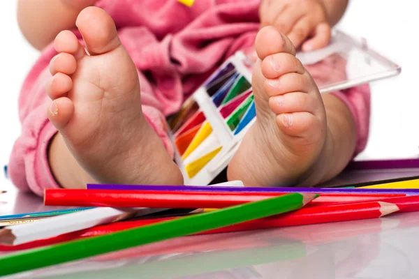 Pies de bebé con pintura y lápices — Foto de Stock