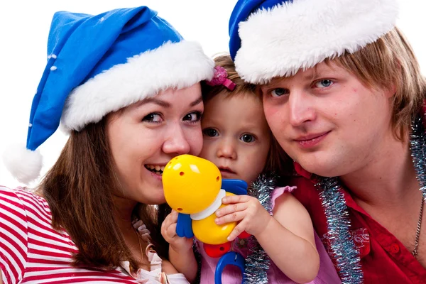 Famiglia in cappello di Babbo Natale sdraiato sulla neve artificiale — Foto Stock