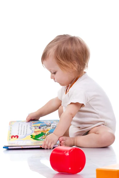 漂亮的小女孩读一本书 — 图库照片