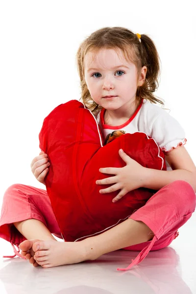 Mooi Meisje Zit Met Hart Gevormde Rode Kussen Geïsoleerd Wit — Stockfoto
