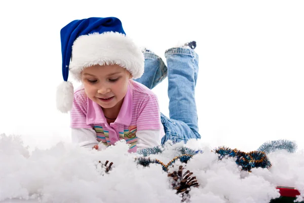 美丽的女孩在圣诞老人的帽子在金银丝帛和人工雪上白色孤立 — 图库照片