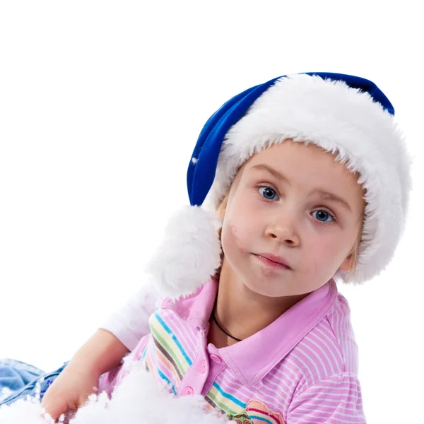 Bella ragazza in cappello di Babbo Natale in fili di lame e neve artificiale — Foto Stock