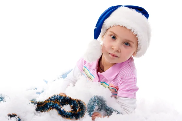 見掛け倒しと人工雪の白で隔離でサンタさんの帽子で美しい少女 — ストック写真