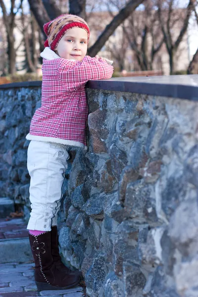 Niebiosa poczekalnipiękne dziecko patrząc na odległość — Zdjęcie stockowe