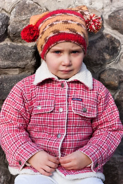 Piękne dziecko w zabawny kapelusz przed murem — Zdjęcie stockowe