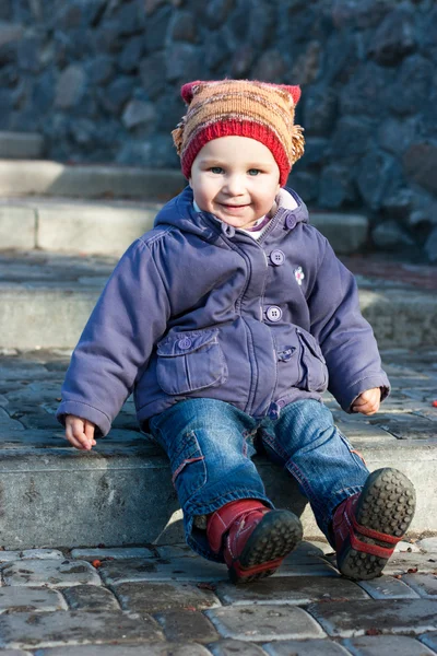 Piękne Dziecko Siedząc Schodach Odkryty — Zdjęcie stockowe