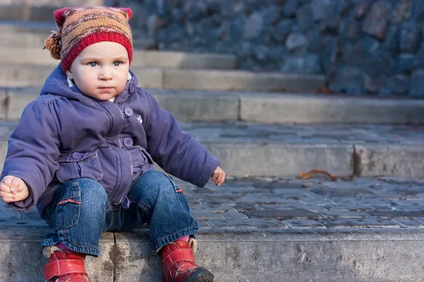 Piękne dziecko siedząc na schodach — Zdjęcie stockowe