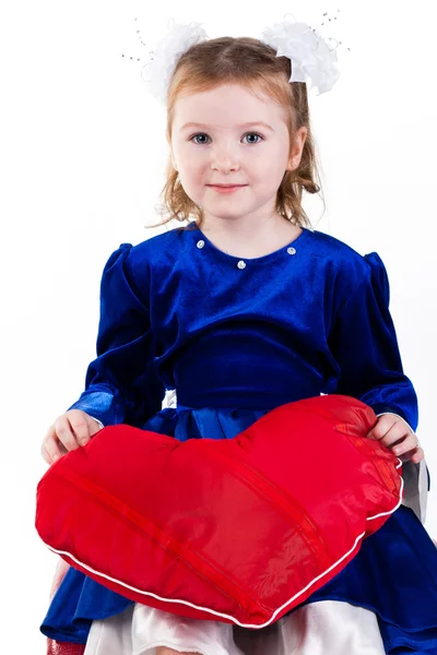 Menina bonita segurando um coração vermelho — Fotografia de Stock