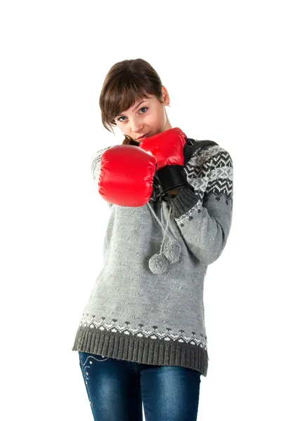 美丽的女孩在拳击手套冲孔 — 图库照片
