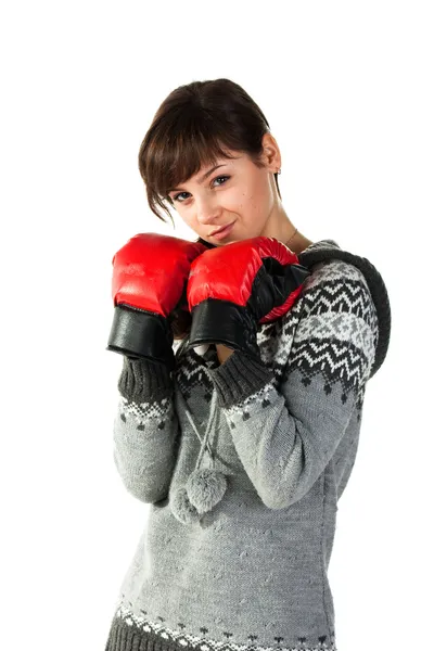 美丽的女孩在拳击手套冲孔 — 图库照片