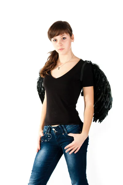 黒い翼を白で隔離されるに座って美しい少女 — ストック写真