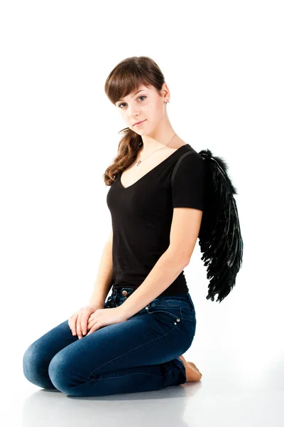 Όμορφη Κοπέλα Καθόταν Στην Μαύρη Wings Απομονωθεί Λευκό — Φωτογραφία Αρχείου