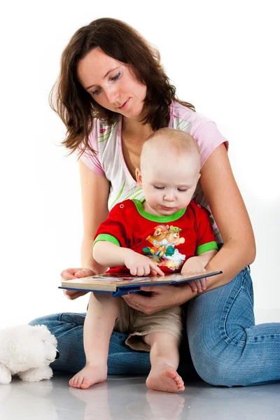 Mother reading to her child — Stock Photo, Image
