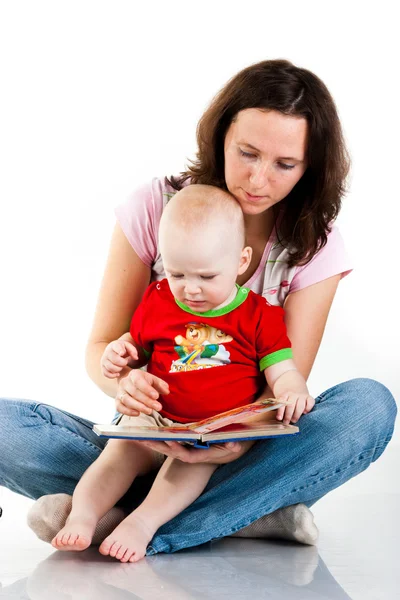Μητέρα Ανάγνωση Για Παιδί Που Απομονώνονται Λευκό — Φωτογραφία Αρχείου